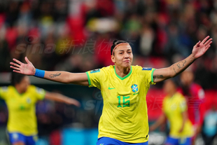 半场战报：那不勒斯1-0尤文，霍伊伦7分钟闪击，内雷斯助攻（半场快讯：那不勒斯1-0领先尤文，霍伊伦7分钟建功，内雷斯献助攻）