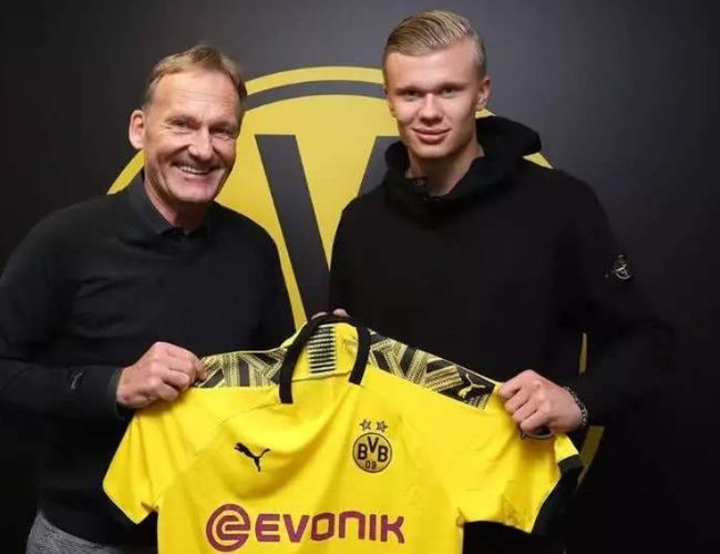 国米尤文争夺曼城后卫阿克！蓝月亮冬窗标价3500万欧（阿克冬窗标价3500万欧，国米与尤文争抢曼城中卫）