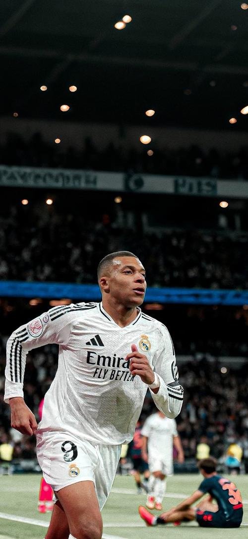 懂球帝2025年10月足坛MVP：姆巴佩蝉联！（懂球帝评出2025年10月足坛MVP：姆巴佩再度当选！）