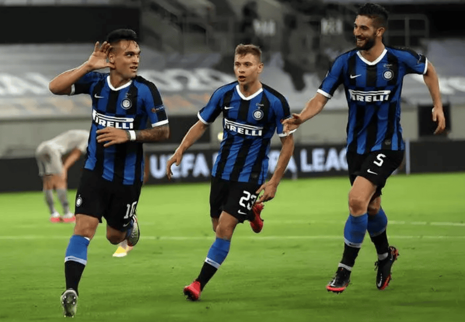 绿茵挥杆，心境随行——我的高尔夫初体验（碧草挥杆，心随球走——我的高尔夫初次邂逅）