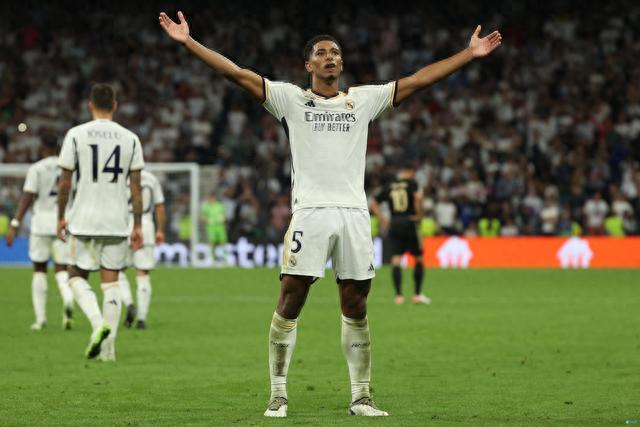 教练：你去给我盯住7号，“膏药式”防守的最高境界就是人盯人“你就说盯的死不死吧”（教练下令：锁死7号！膏药式防守的极致是人盯人——就问盯死不盯死）