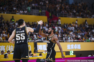 化身电竞少年，维尼修斯晒照准备在使命召唤中大展身手（维尼修斯晒照变身电竞少年，欲在《使命召唤》中大显身手）