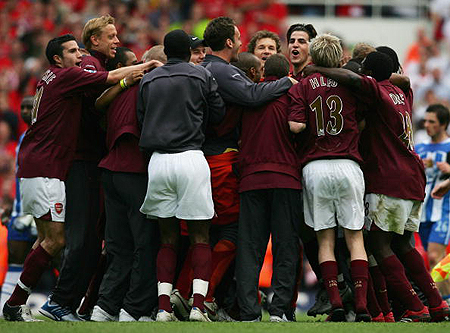 明年海港真不一定拿冠！毕竟连续4年拿第一很少 重要是申花没亚冠（海港明年未必夺冠：四连冠罕见，申花无亚冠成变量）