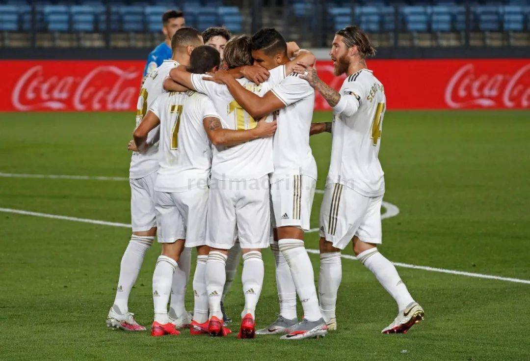 创历史，埃因霍温是首支正式比赛在安菲尔德打进3球的荷兰球队（历史首例！埃因霍温成首支在安菲尔德正式赛攻入3球的荷兰队）