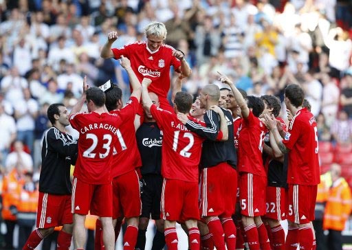 欧文突破防守助攻制胜（欧文突破撕裂防线妙传助队取胜）