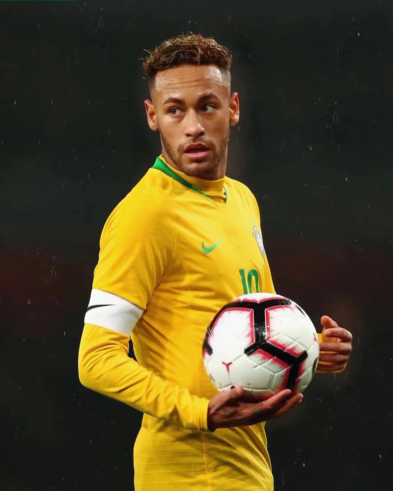 C罗进入国家队后葡萄牙12届大赛全勤，此前总共仅参加6届大赛（C罗入队后葡萄牙12届大赛无缺席，此前历史仅6次参赛）