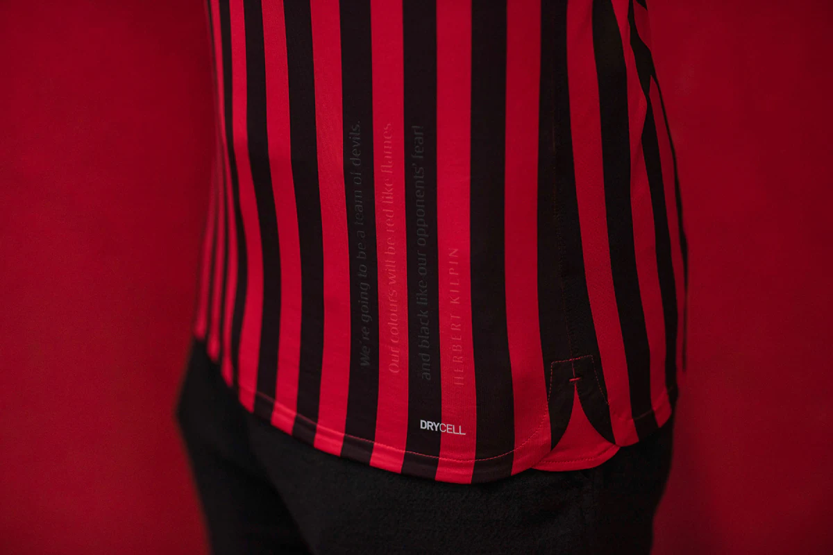 迪乌夫：过去我从没踢过右路，但只要能帮助球队我都愿意去做（迪乌夫称此前未踢右路，愿为球队尝试新位置）