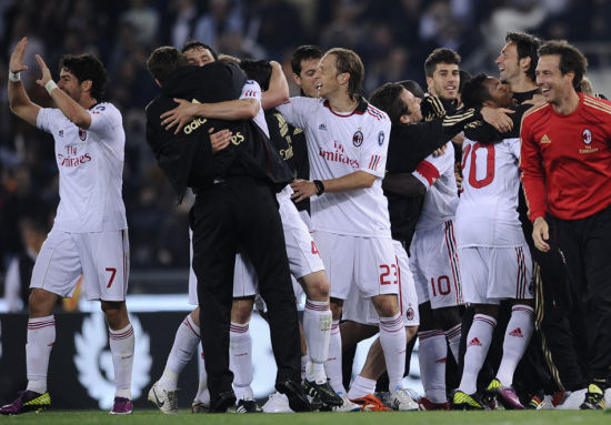 球星突破防线送出关键助攻（王牌强突撕裂防线送出关键助攻）