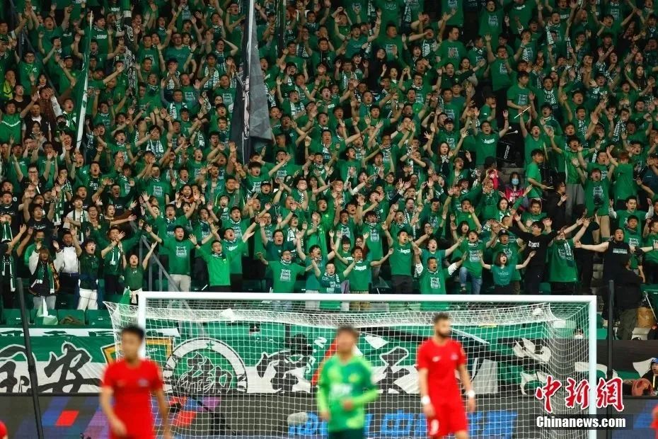 致敬球队传奇，多特官方商城为球迷免费印11号罗伊斯（多特致敬传奇：官方商城为球迷免费印制罗伊斯11号）