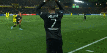 某国脚飞行十小时赶回备战